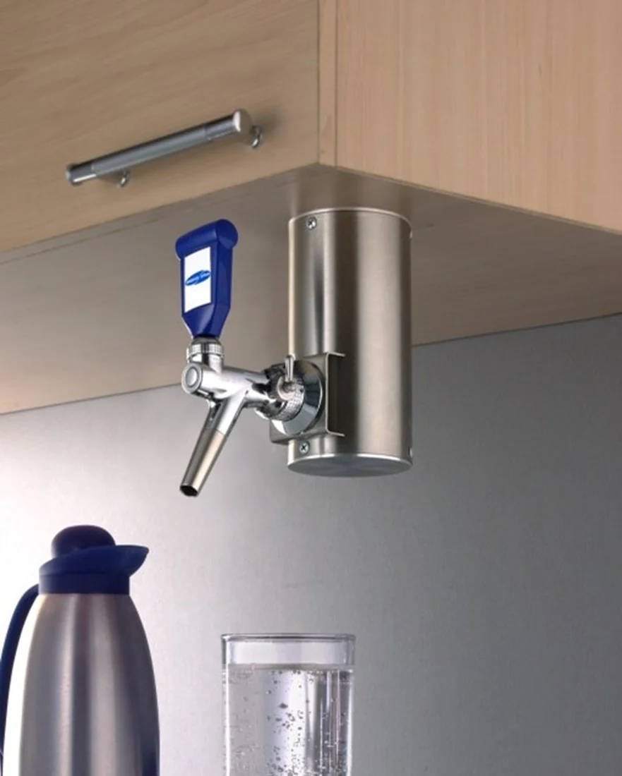 Hängesäule Mini Vegas unter einem Hängeschrank, daneben ein Glas Tafelwasser