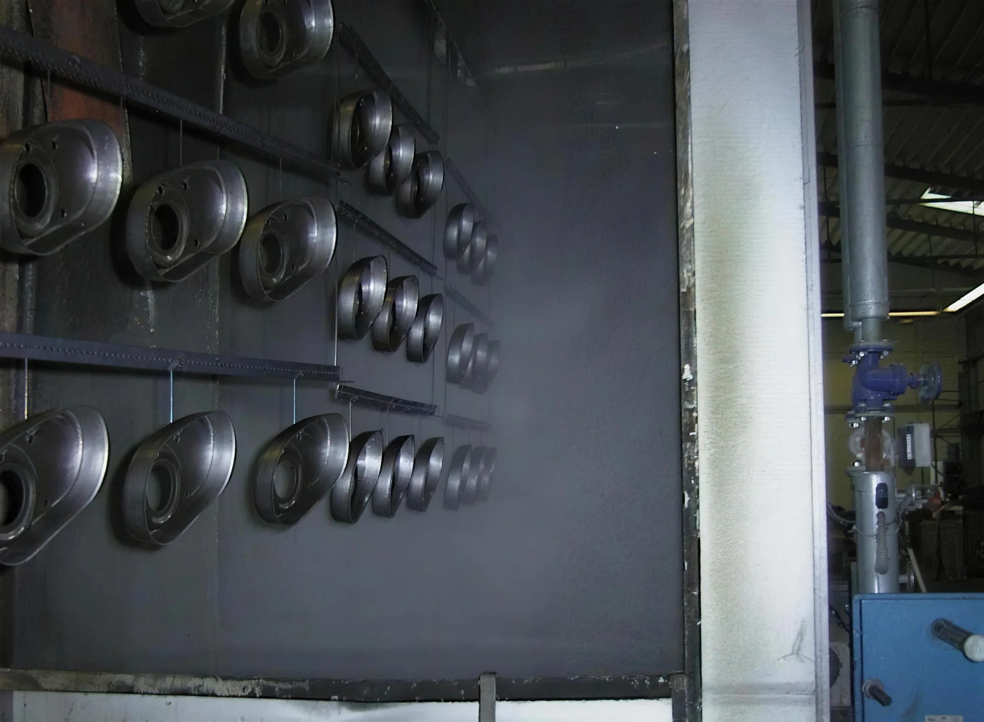 Teile am Gehänge in der Vorbehandlungsanlage von HO-TEC